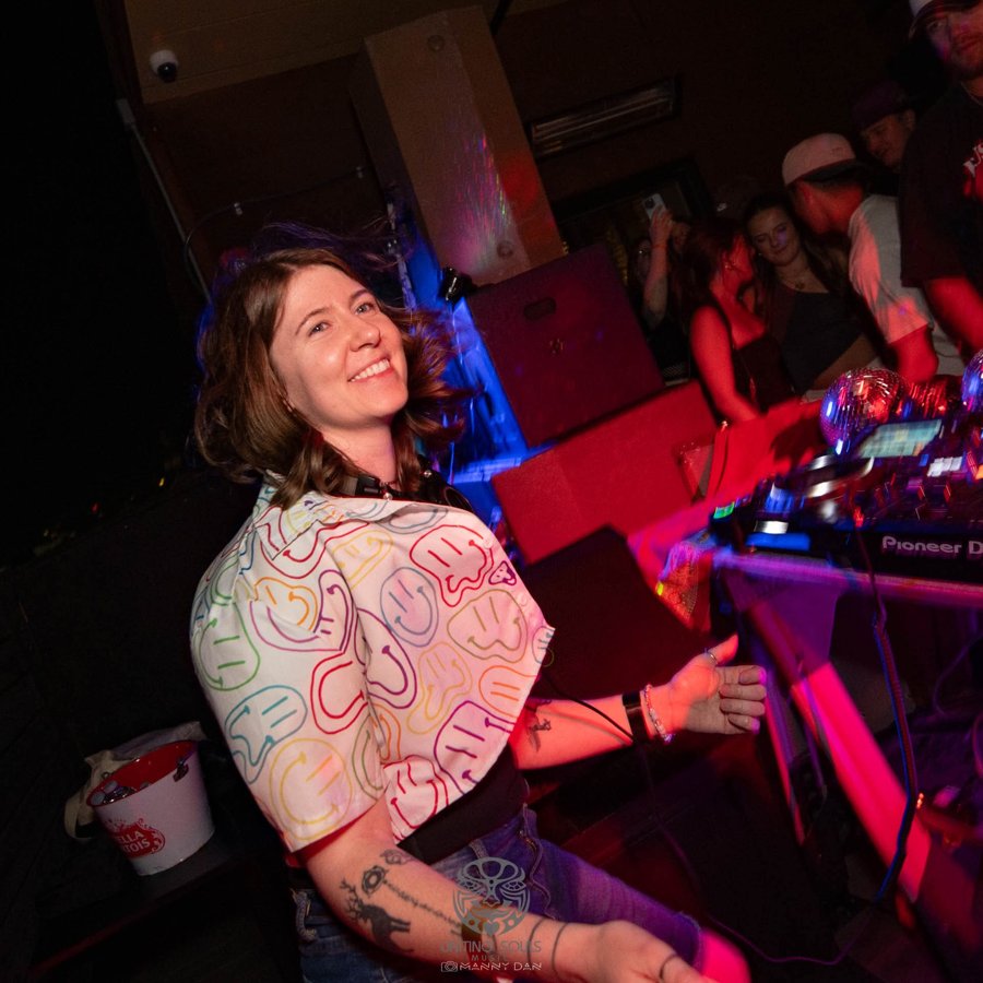 AshWave smiling behind the decks